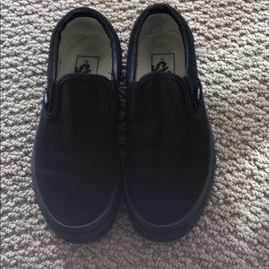 Vans slip ons in black 💕
